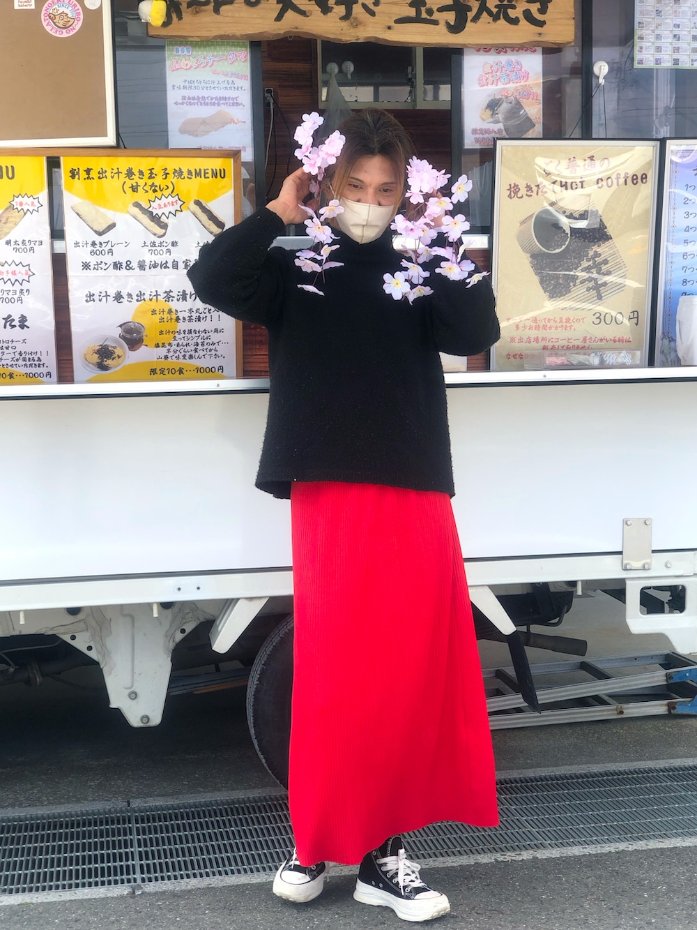 「春めき満開コーデ、春コーデ、ジェンダーレス、メンズスカート、赤、黒、カジュアルコーデ、スニーカー」｜「古着のアイテム（ニット/セーター、ブラック系）」を使った、ゆきさん（メンズ・172cm）の春コーディネートの2枚目の写真