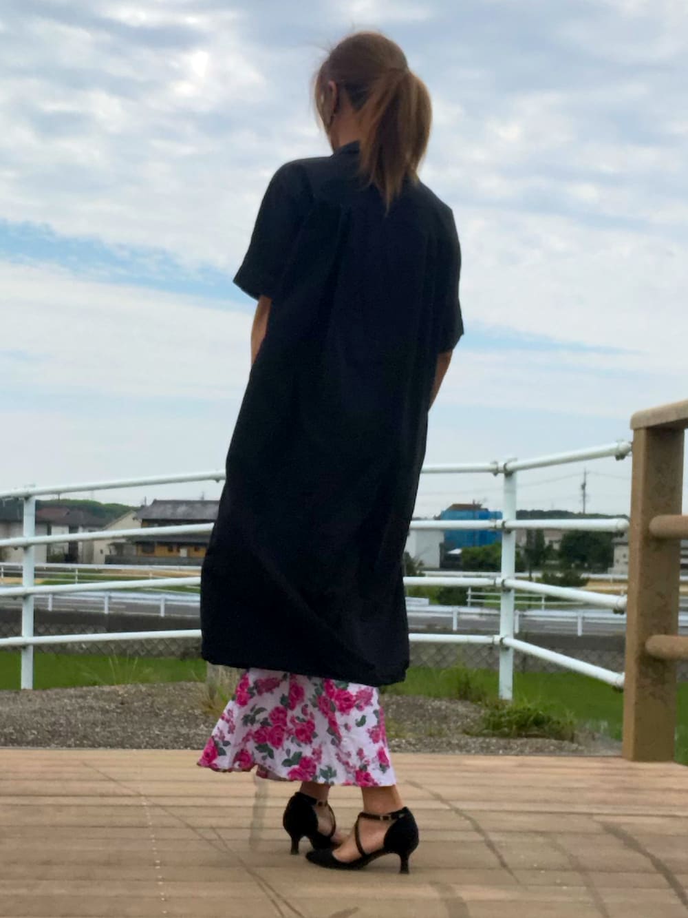 「初夏コーデ、ファッションを楽しもう、お洒落さんとつながりたい、オトナカワイイ、キレイめ、メンズスカート、パンプス、シャツワンピ、ジェンダーレス」｜「古着のアイテム（シャツワンピース、ブラック系）」を使った、ゆきさん（メンズ・172cm）の夏コーディネートの2枚目の写真