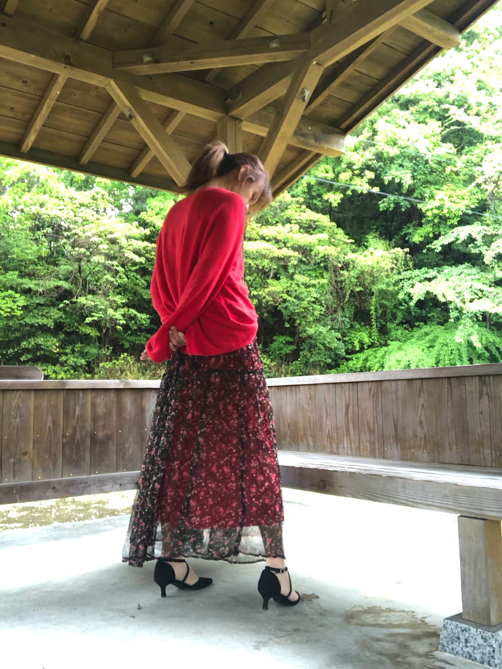「最近のいい感じコーデ、セットアップ、レイヤードスタイル、休日スタイル、春夏コーデ、おでかけコーデ、大人きれいめ、キレイめ、赤」｜「Availのアイテム（サンダル、ブラック系）」を使った、ゆきさん（メンズ・172cm）の春コーディネートの4枚目の写真