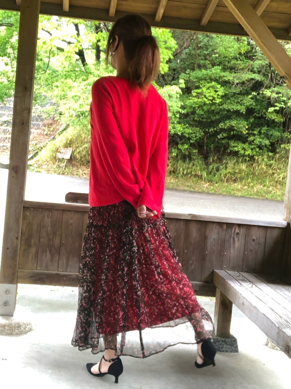 「最近のいい感じコーデ、セットアップ、レイヤードスタイル、休日スタイル、春夏コーデ、おでかけコーデ、大人きれいめ、キレイめ、赤」｜「Availのアイテム（サンダル、ブラック系）」を使った、ゆきさん（メンズ・172cm）の春コーディネートの2枚目の写真