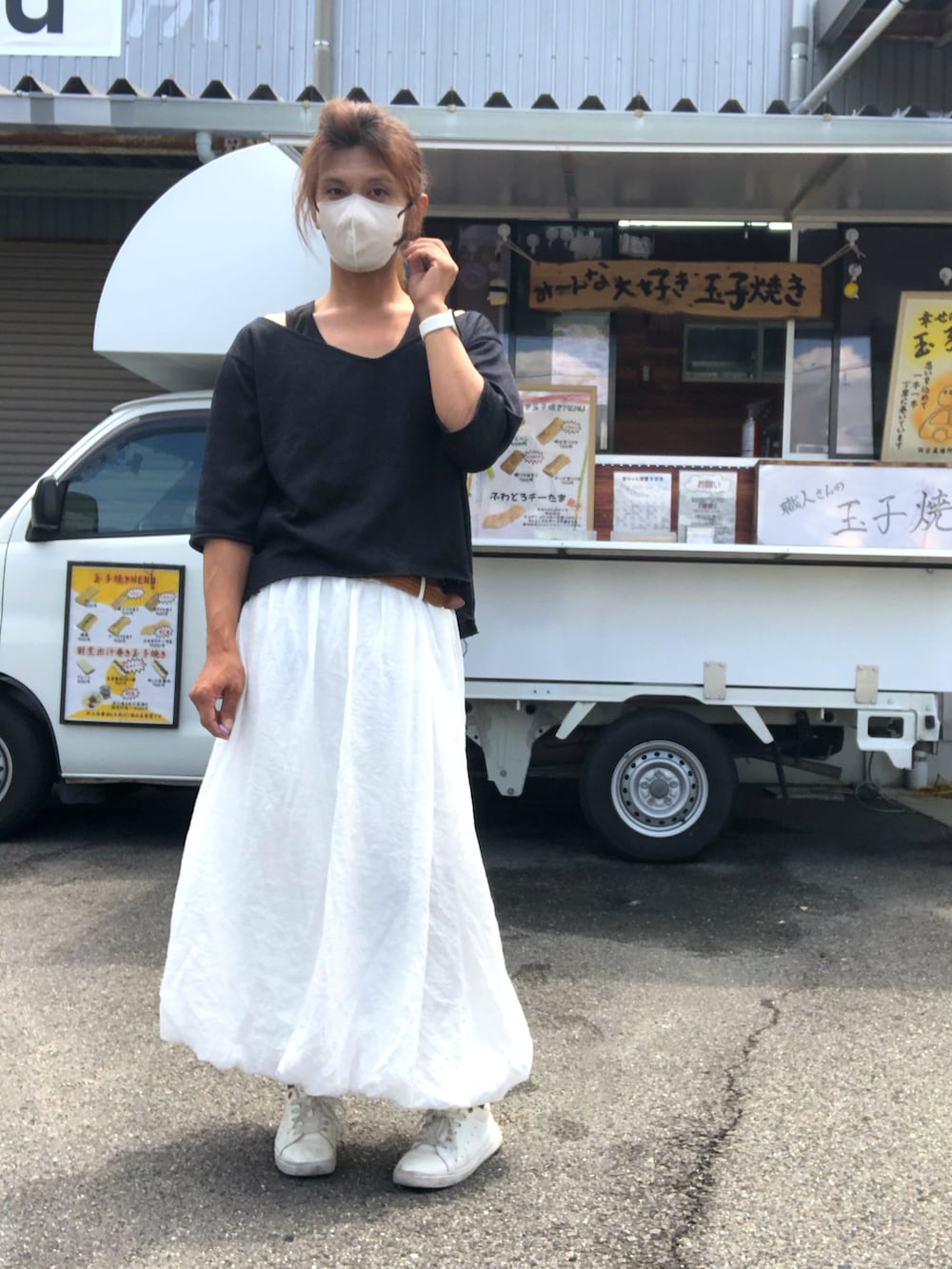 「モノトーン、春夏コーデ、オトナカジュアル、最近のいい感じコーデ、バルーンスカート、オフショルダー、メンズスカート、ジェンダーレス」｜「しまむらのアイテム（スニーカー、ホワイト系）」を使った、ゆきさん（メンズ・172cm）の春コーディネートの2枚目の写真