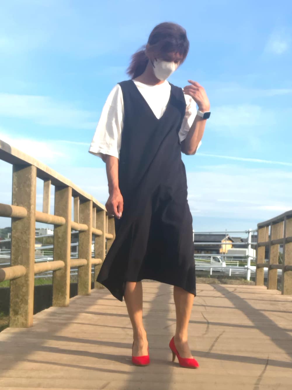 「レイヤードスタイル、おしゃれさんと繋がりたい、いいね、save、フォローお願いします🤑、ラフコーデ、ジャンパースカート、パンプス」｜「Availのアイテム（パンプス、レッド系）」を使った、ゆきさん（メンズ・172cm）の夏コーディネートの4枚目の写真