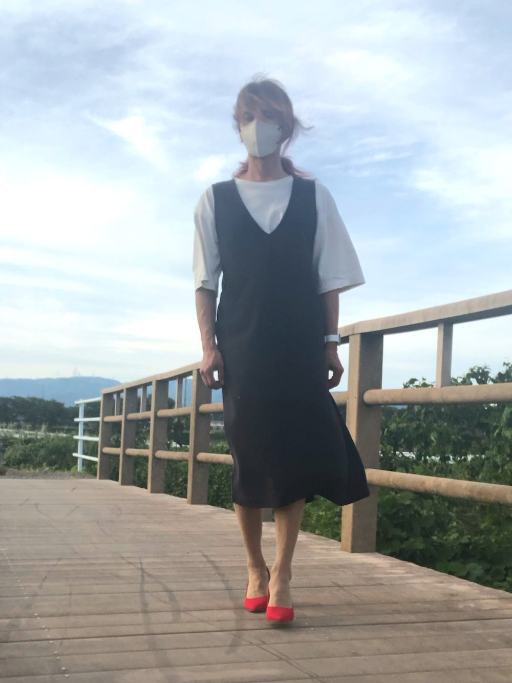「レイヤードスタイル、おしゃれさんと繋がりたい、いいね、save、フォローお願いします🤑、ラフコーデ、ジャンパースカート、パンプス」｜「Availのアイテム（パンプス、レッド系）」を使った、ゆきさん（メンズ・172cm）の夏コーディネートの2枚目の写真