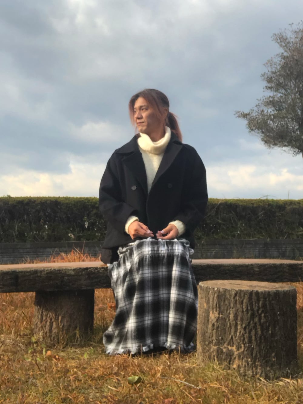 ホワイト系のスカート、ブラック系のブーツ、ブラック系のジャケット/アウターを着用したメンズの冬コーディネートの2枚目の写真