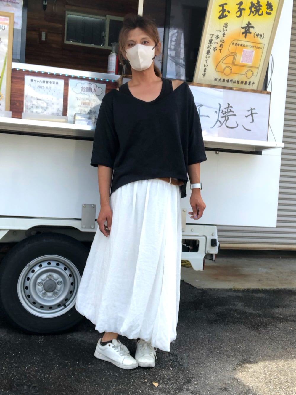 「モノトーン、春夏コーデ、オトナカジュアル、最近のいい感じコーデ、バルーンスカート、オフショルダー、メンズスカート、ジェンダーレス」｜「しまむらのアイテム（スニーカー、ホワイト系）」を使った、ゆきさん（メンズ・172cm）の春コーディネートの4枚目の写真