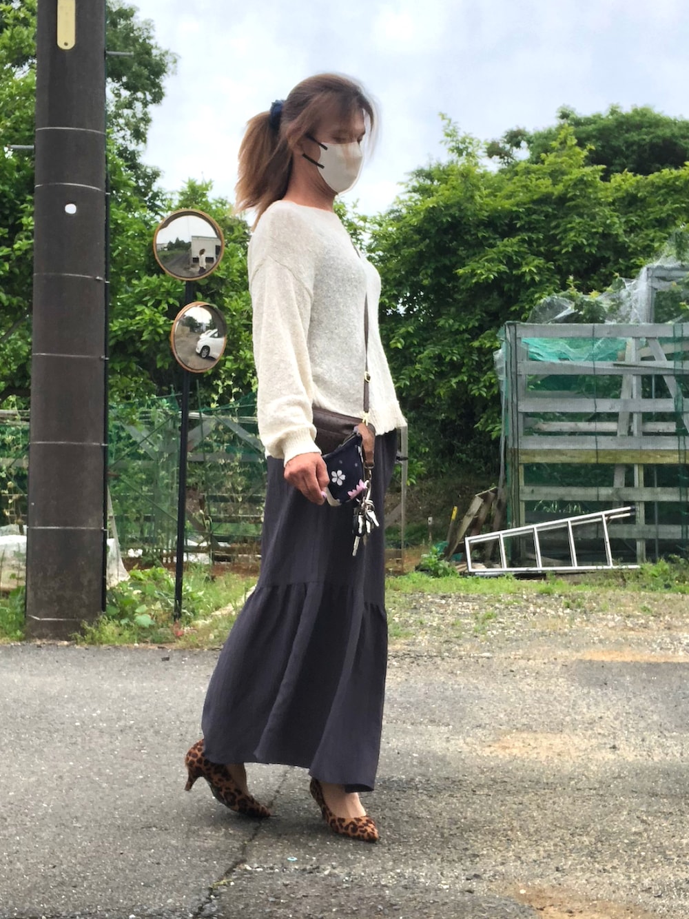 「モノトーン、春夏コーデ、オトナカジュアル、おしゃれさんと繋がりたい、今日のコーデ、メンズスカート、ジェンダーレス」｜「しまむらのアイテム（ワンピース/ドレス、グレー系）」を使った、ゆきさん（メンズ・172cm）の春コーディネートの3枚目の写真