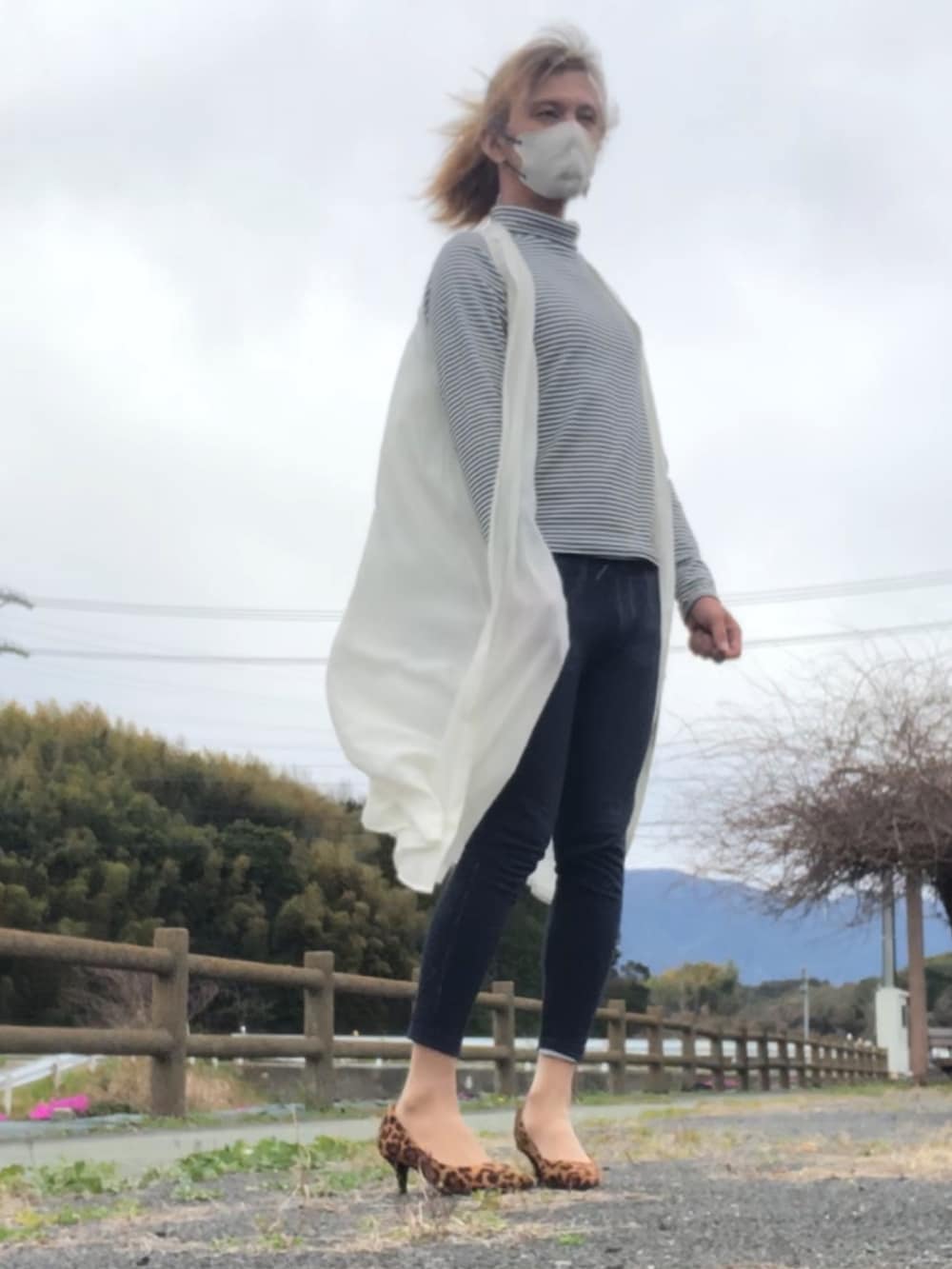 「春めき満開コーデ、オトナカジュアル、きれいめカジュアル、ジェンダーレス、レディースファッション、パンプス、豹柄、スキニーデニム、ロングカーディガン」｜「Availのアイテム（パンプス、イエロー系）」を使った、ゆきさん（メンズ・172cm）の春コーディネートの2枚目の写真