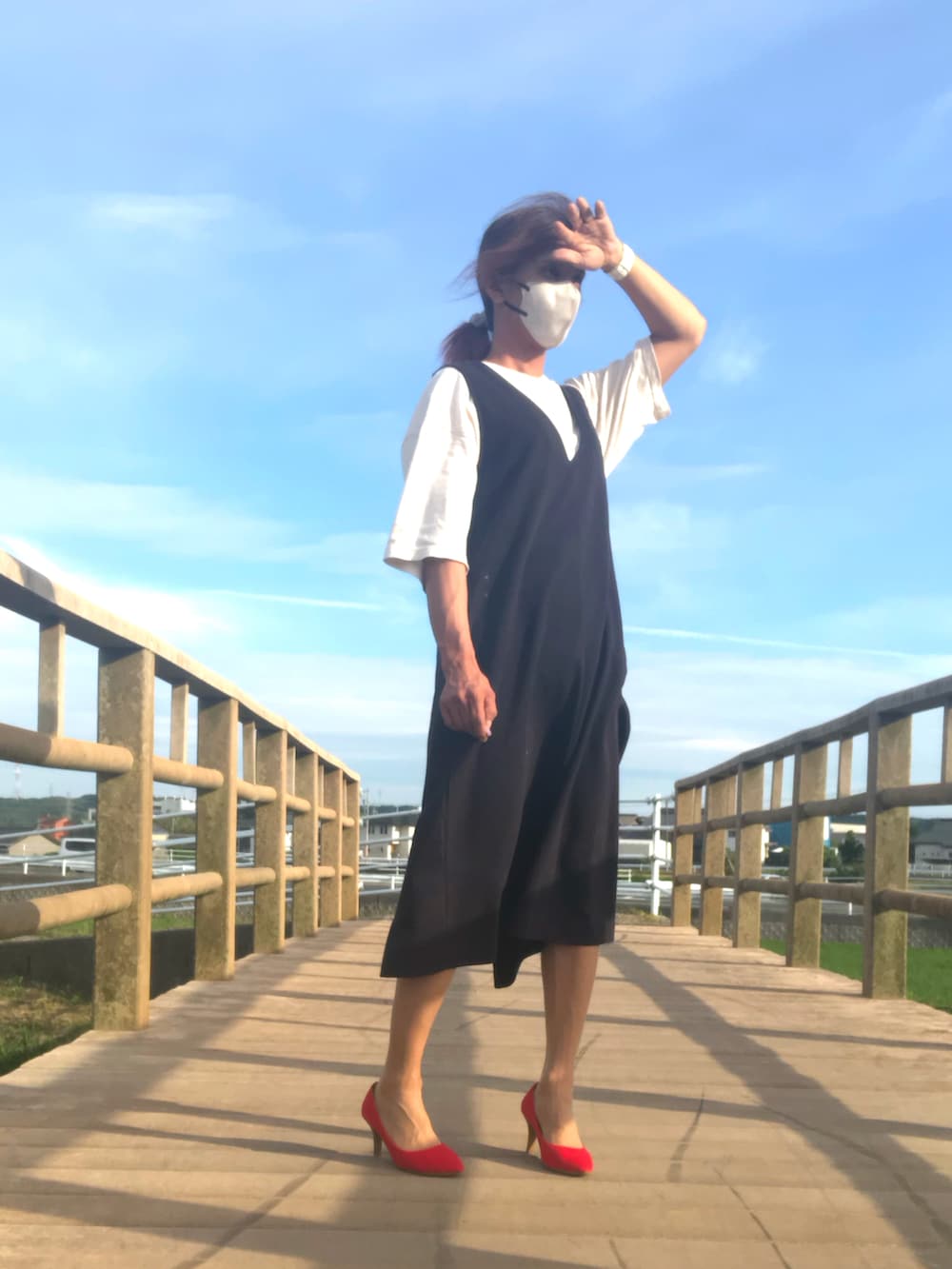 「レイヤードスタイル、おしゃれさんと繋がりたい、いいね、save、フォローお願いします🤑、ラフコーデ、ジャンパースカート、パンプス」｜「Availのアイテム（パンプス、レッド系）」を使った、ゆきさん（メンズ・172cm）の夏コーディネートの3枚目の写真