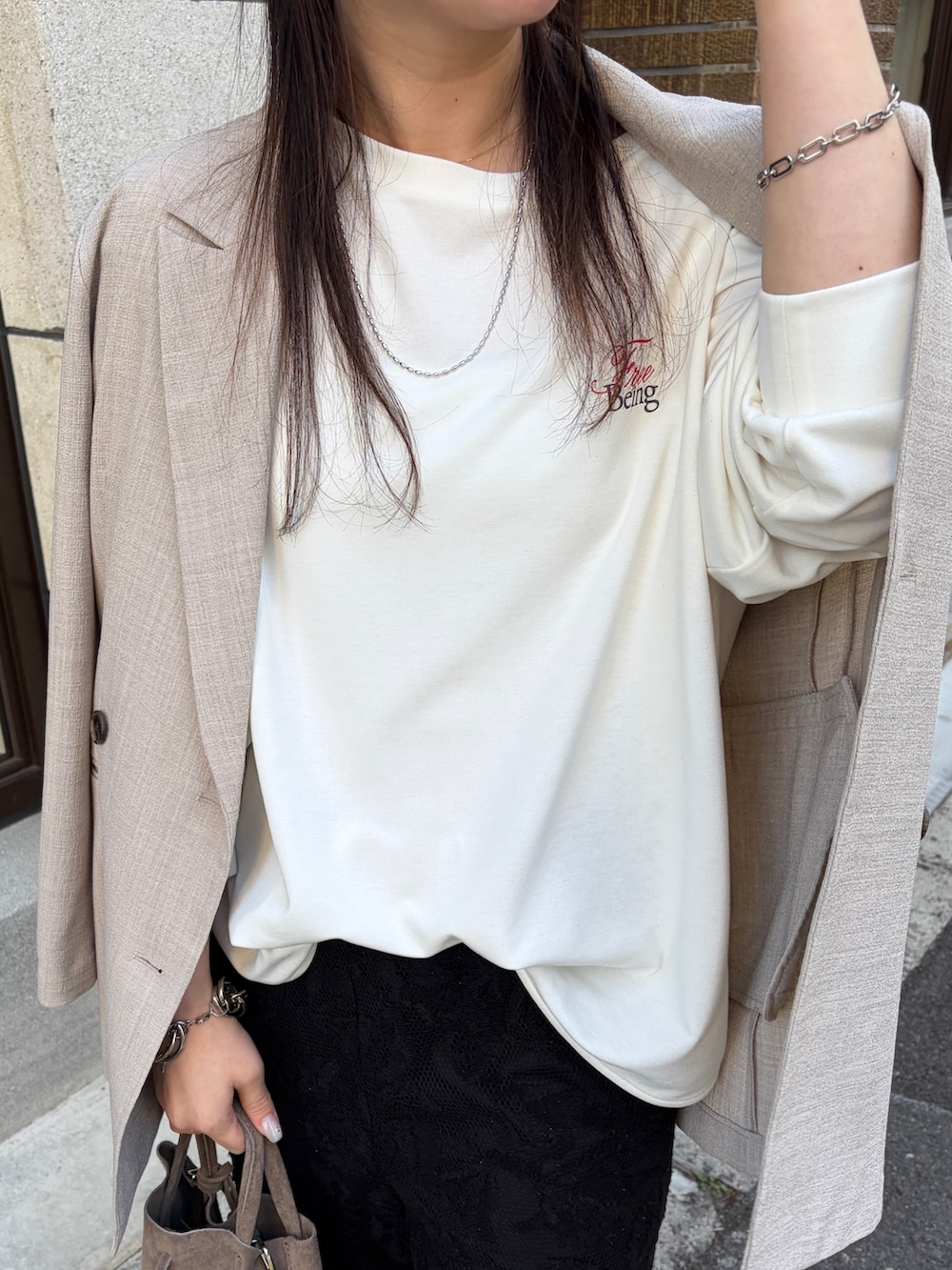 ホワイト系のTシャツ/カットソー、ベージュ系のテーラードジャケット、ブラック系のその他パンツを着用したレディースの冬コーディネートの3枚目の写真