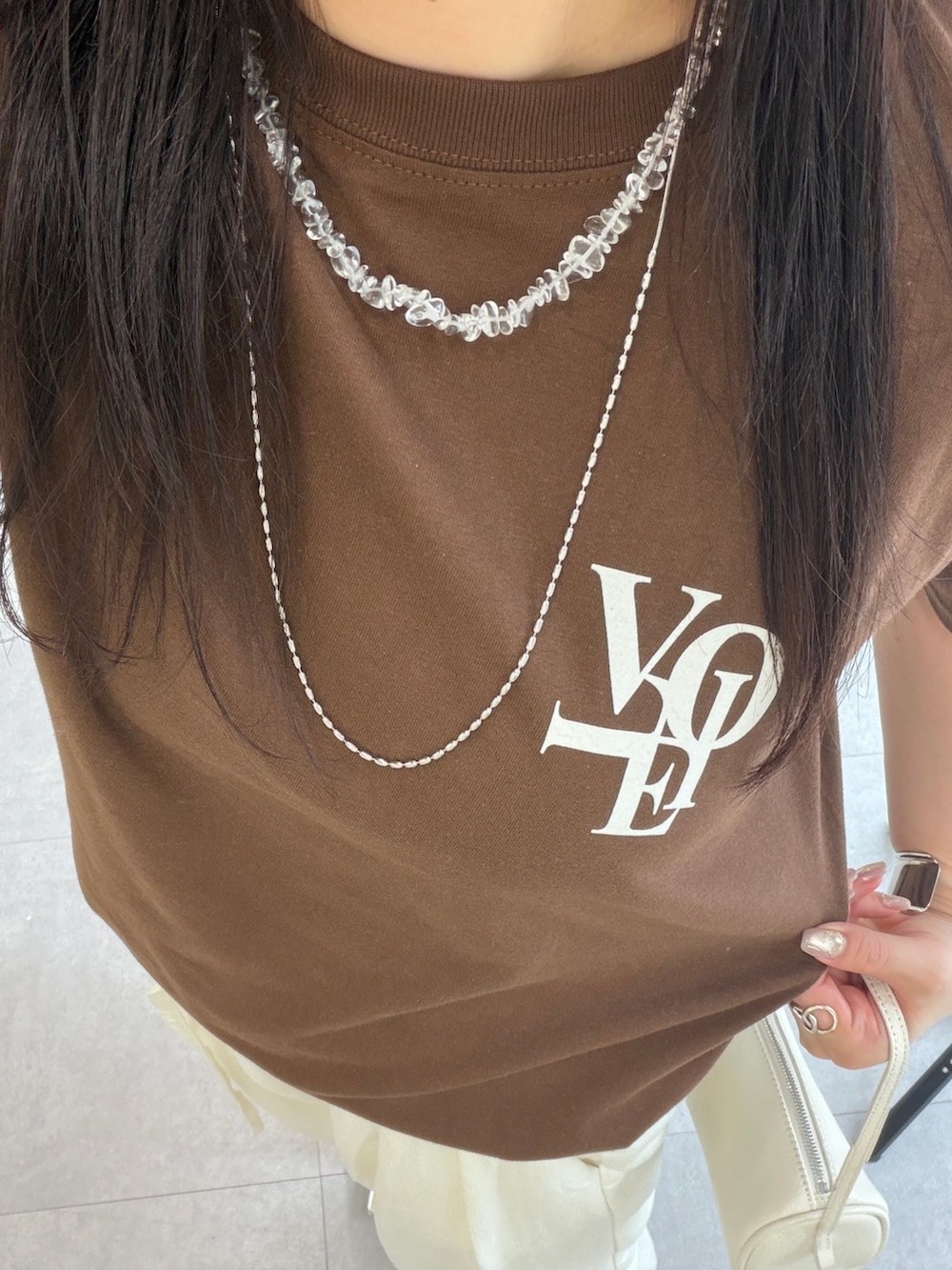 ブラウン系のTシャツ/カットソー、ホワイト系のその他パンツ、その他のネックレスを着用したレディースの春コーディネートの5枚目の写真