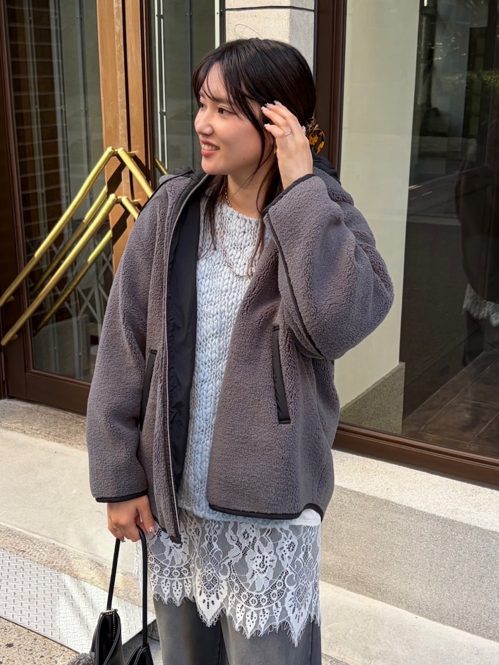 グレー系のその他アウター、ホワイト系のシャツ/ブラウス、ブラック系のその他パンツを着用したレディースの秋コーディネートの2枚目の写真