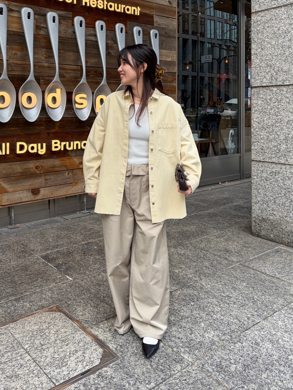 イエロー系のシャツ/ブラウス、ベージュ系のニット/セーター、ベージュ系のその他パンツを着用したレディースの冬コーディネートの2枚目の写真