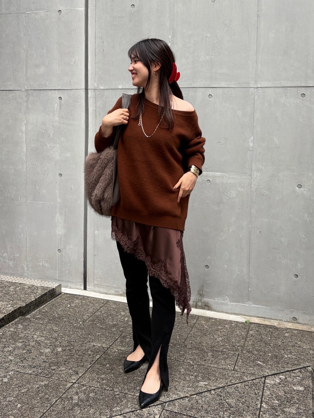 ブラウン系のニット/セーター、ブラウン系のキャミソール、ブラック系のその他パンツを着用したレディースの秋コーディネートの2枚目の写真