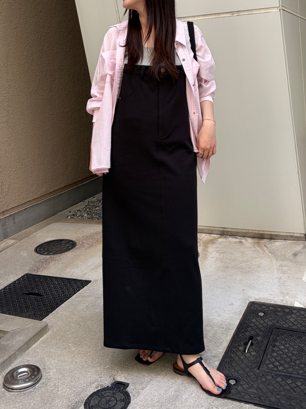 ブラック系のワンピース、ピンク系のシャツ/ブラウス、グレー系のタンクトップを着用したレディースの夏コーディネートの3枚目の写真