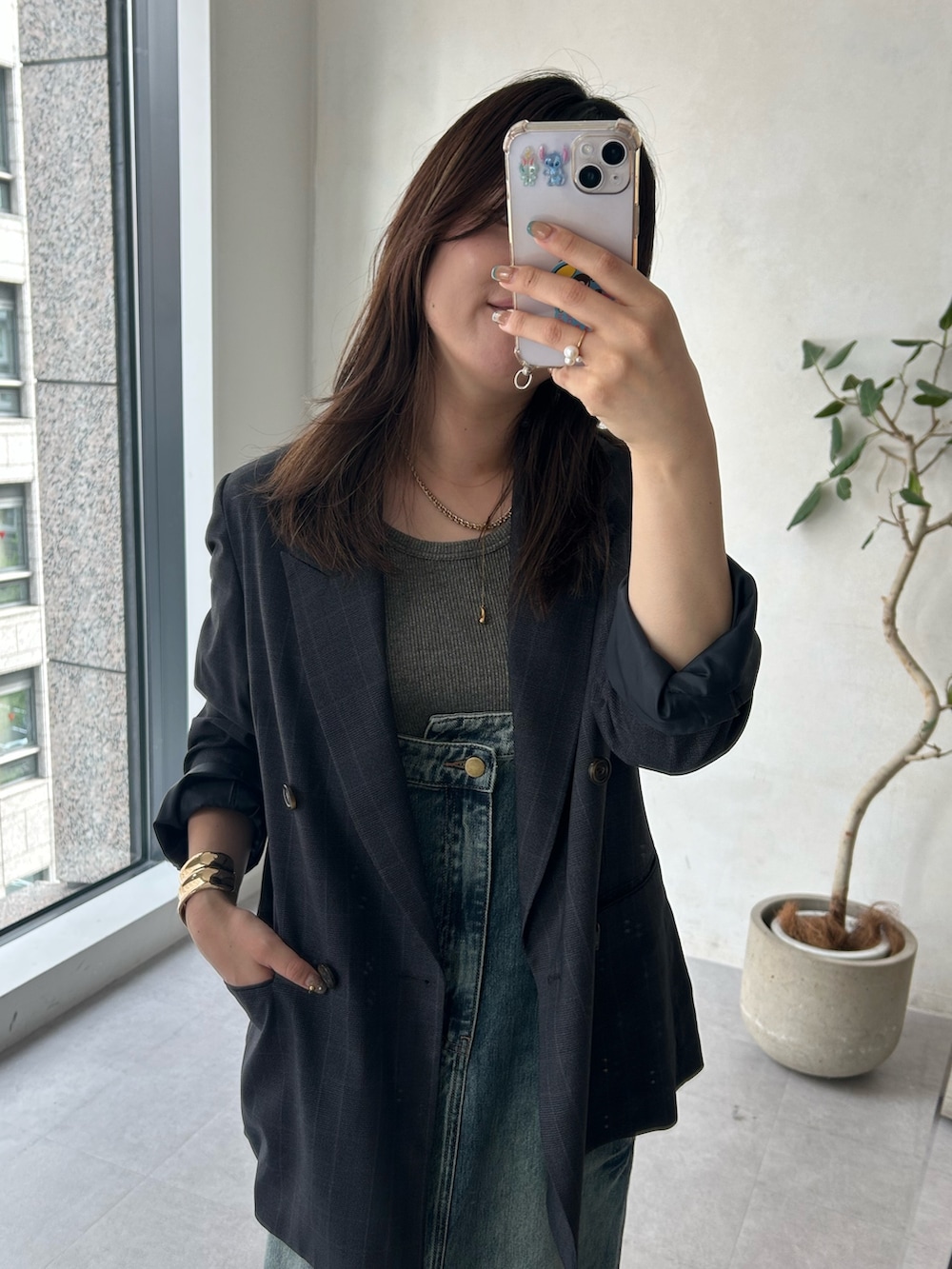 ブルー系のワンピース、グレー系のテーラードジャケット、グレー系のTシャツ/カットソーを着用したレディースの秋コーディネートの3枚目の写真