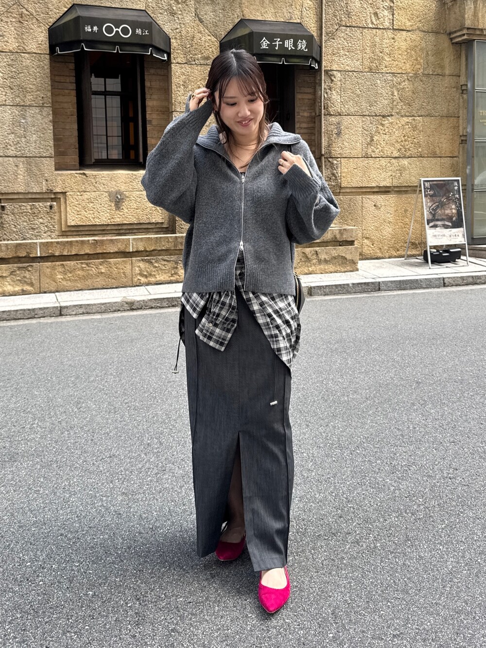 グレー系のカーディガン/ボレロ、グレー系のシャツ/ブラウス、ブラック系のスカートを着用したレディースの秋コーディネートの2枚目の写真