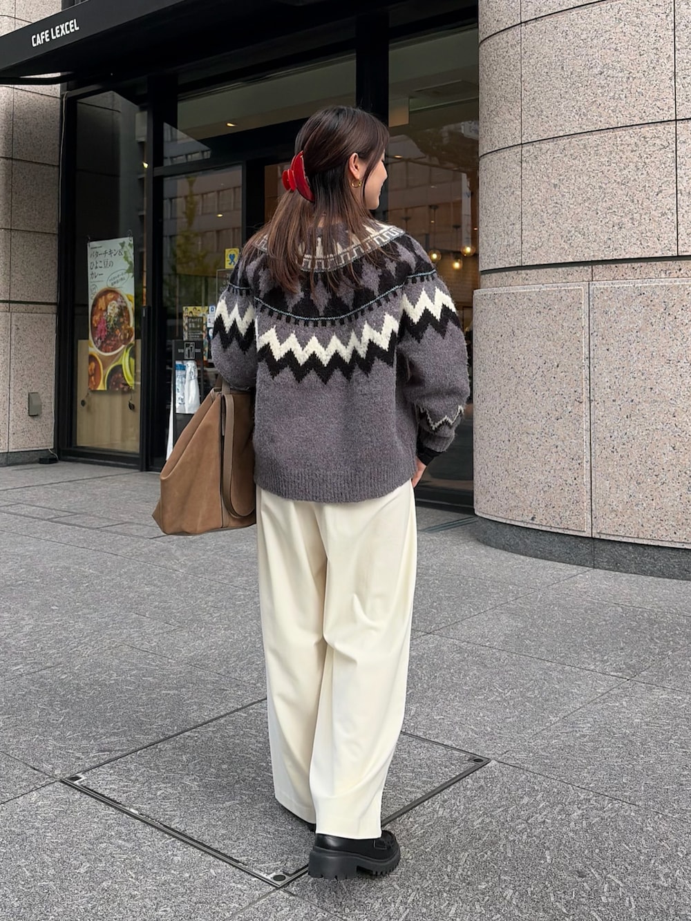 グレー系のカーディガン/ボレロ、ホワイト系のその他パンツ、ブラウン系のショルダーバッグを着用したレディースの秋コーディネートの3枚目の写真