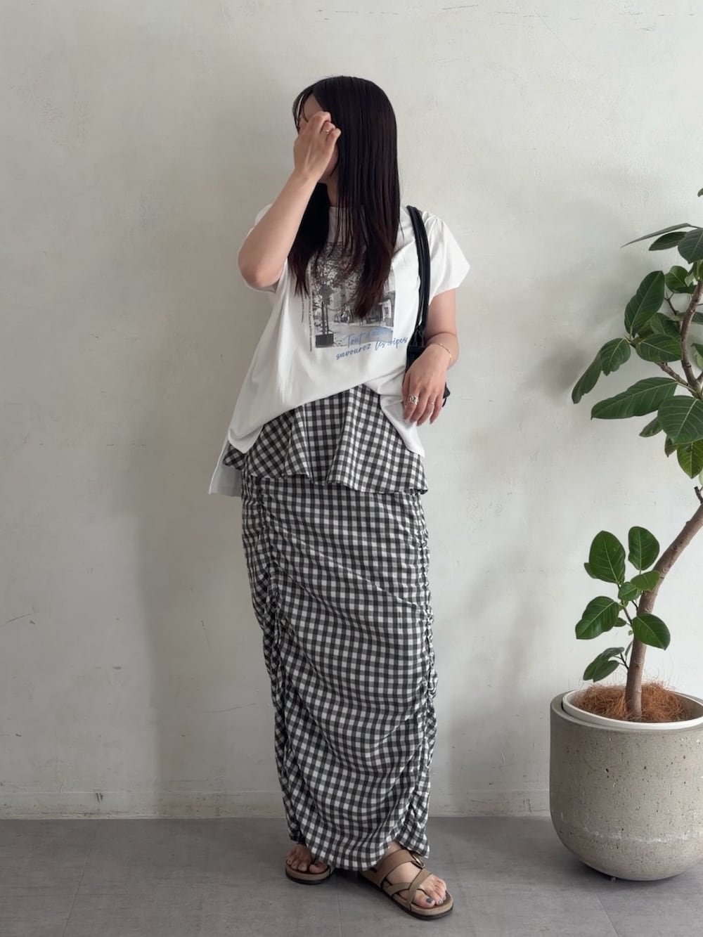 ホワイト系のTシャツ/カットソー、グレー系のスカートを着用したレディースの夏コーディネートの2枚目の写真