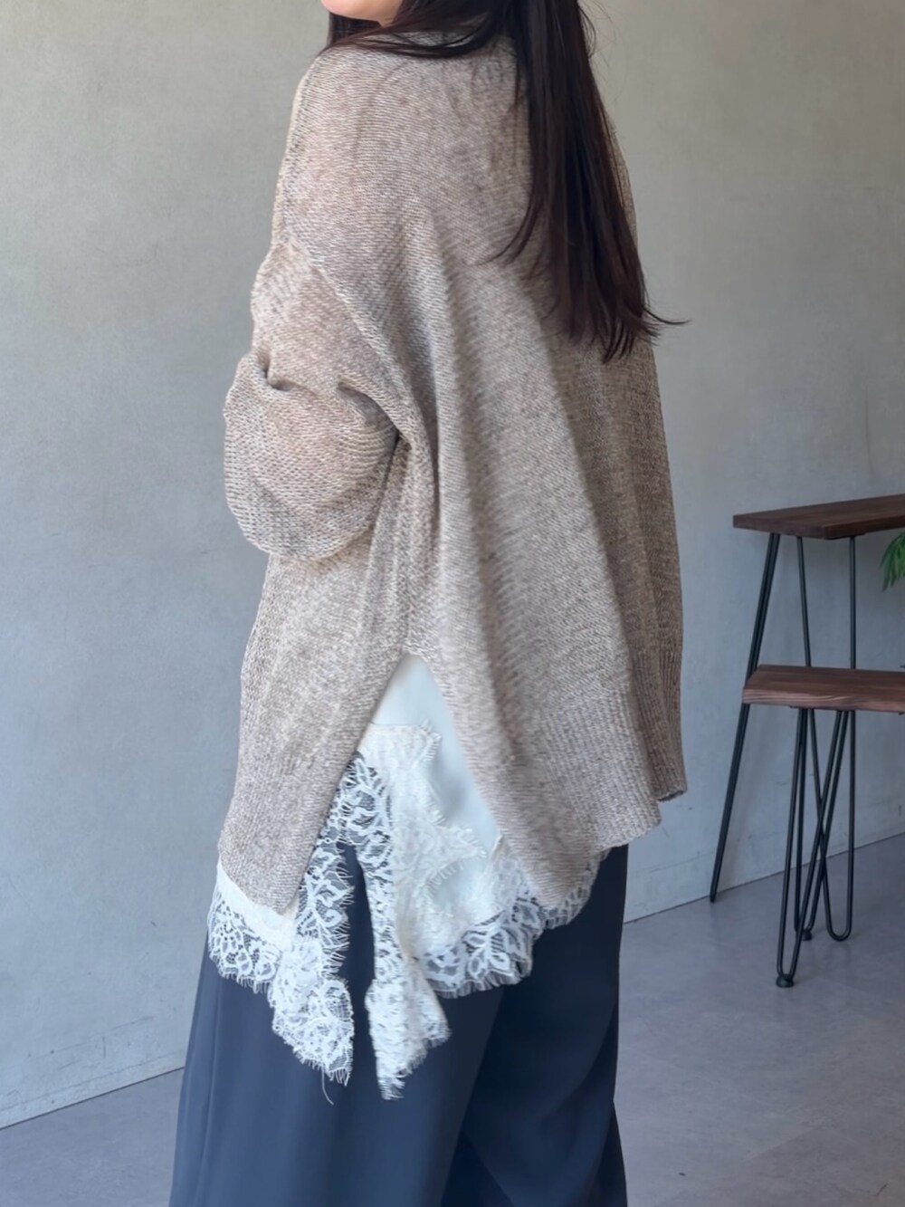 ベージュ系のカーディガン/ボレロ、ホワイト系のシャツ/ブラウス、グレー系のスラックスを着用したレディースの夏コーディネートの4枚目の写真