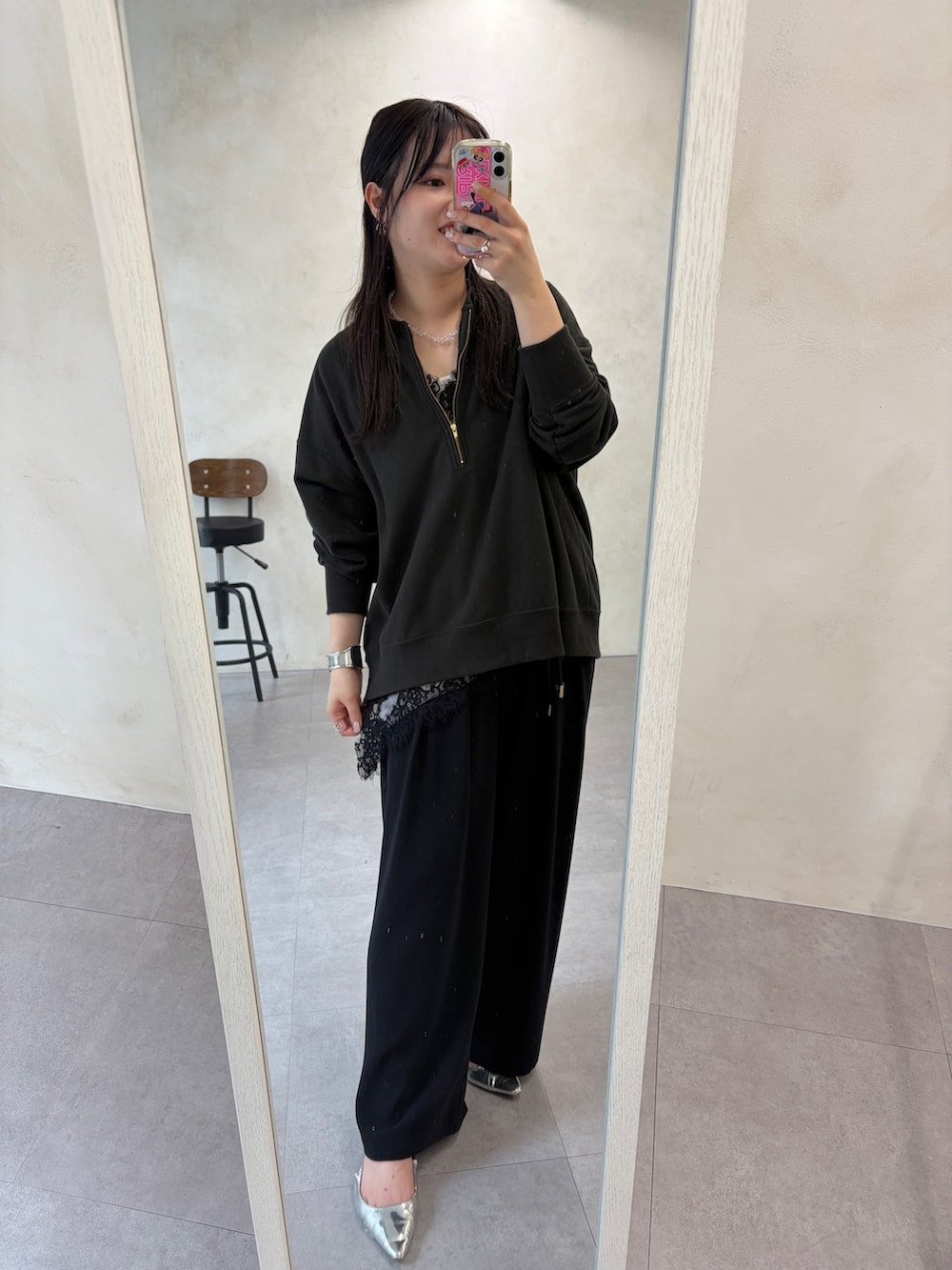 グレー系のスウェット、グレー系のシャツ/ブラウス、ブルー系のスラックスを着用したレディースの春コーディネートの2枚目の写真