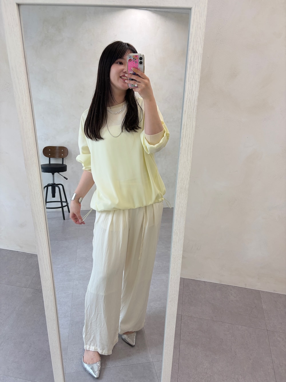 イエロー系のシャツ/ブラウス、ホワイト系のその他パンツ、シルバー系のネックレスを着用したレディースの春コーディネートの3枚目の写真