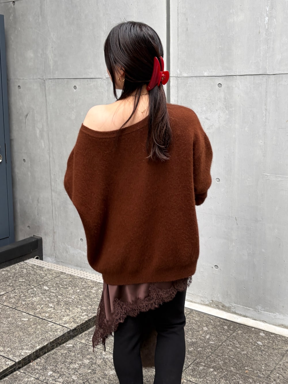 ブラウン系のニット/セーター、ブラウン系のキャミソール、ブラック系のその他パンツを着用したレディースの秋コーディネートの3枚目の写真