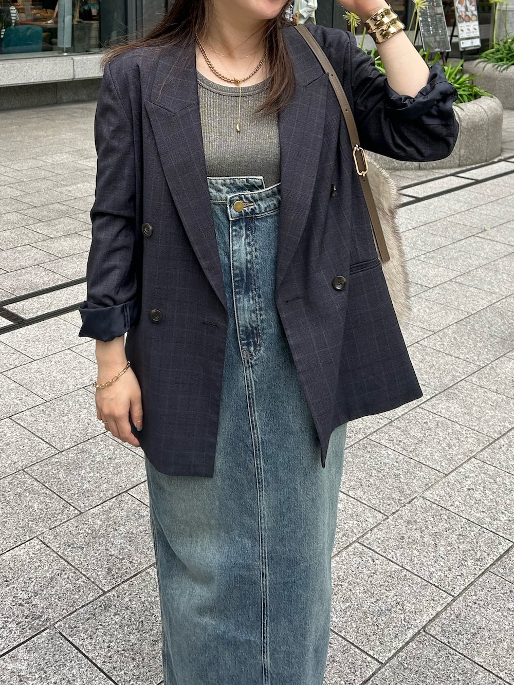 ブルー系のワンピース、グレー系のテーラードジャケット、グレー系のTシャツ/カットソーを着用したレディースの秋コーディネートの2枚目の写真