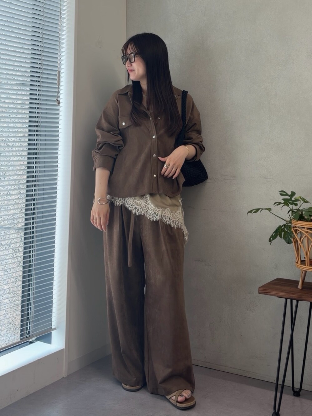 ベージュ系のシャツ/ブラウス、ブラック系のトートバッグ、ブラウン系のシャツ/ブラウスを着用したレディースの夏コーディネートの2枚目の写真