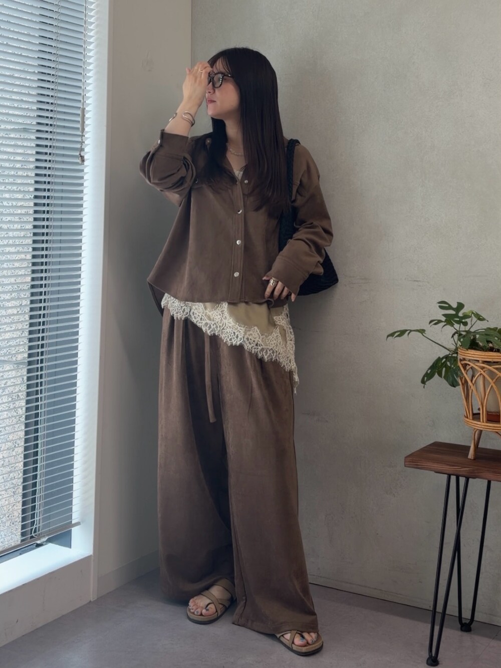 ベージュ系のシャツ/ブラウス、ブラック系のトートバッグ、ブラウン系のシャツ/ブラウスを着用したレディースの夏コーディネートの3枚目の写真