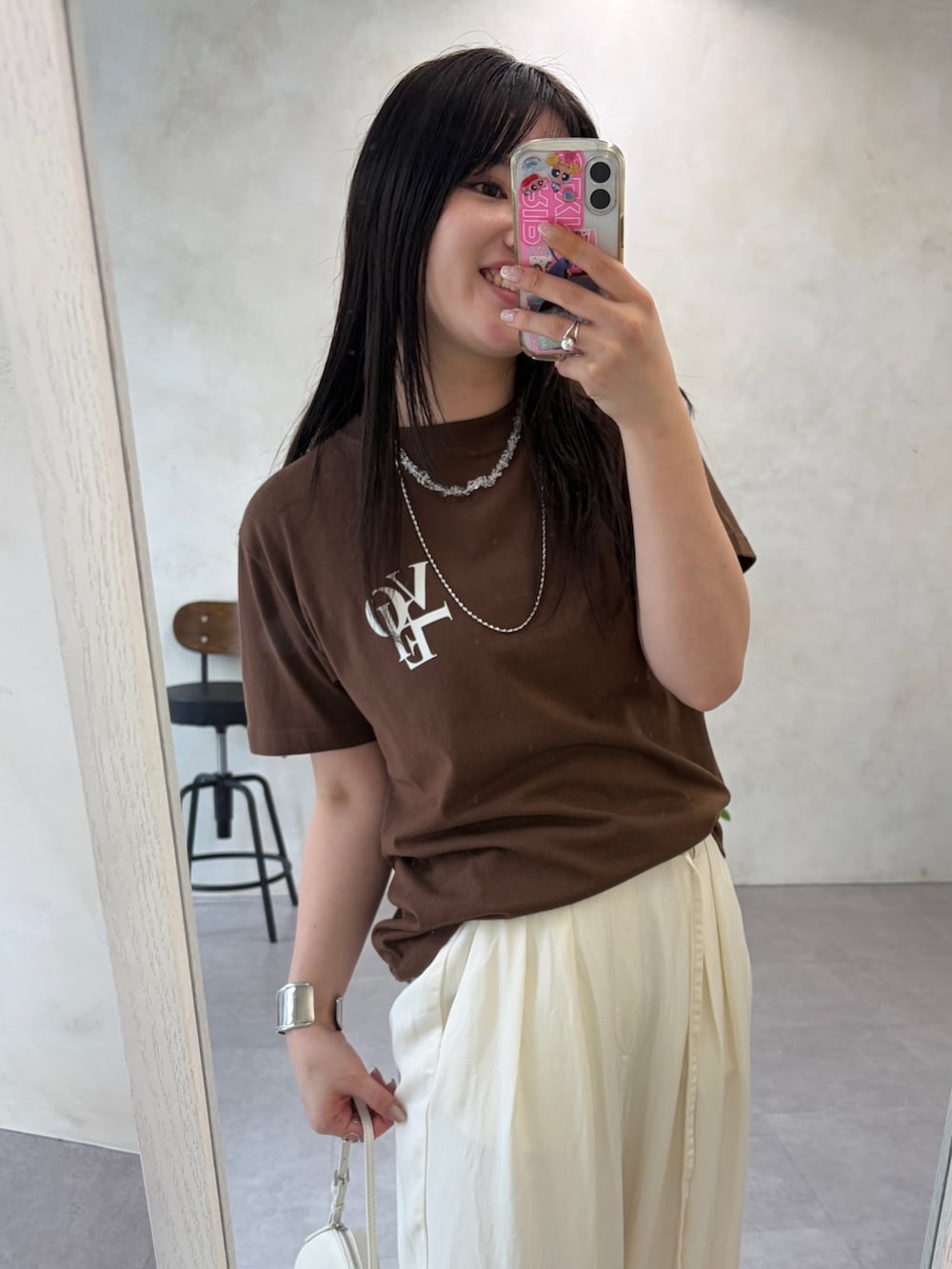 ブラウン系のTシャツ/カットソー、ホワイト系のその他パンツ、その他のネックレスを着用したレディースの春コーディネートの4枚目の写真