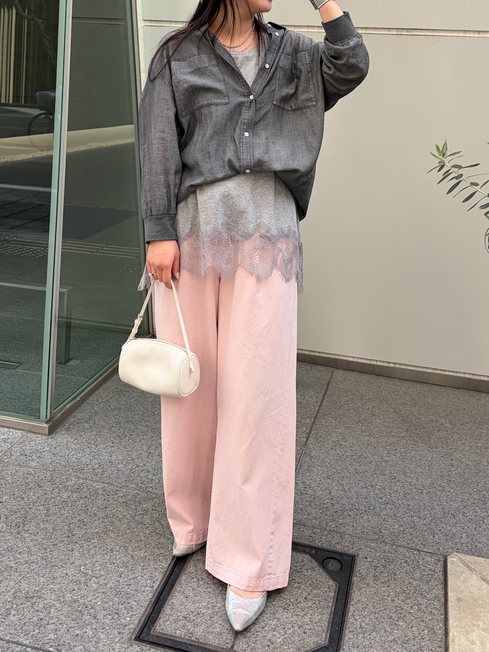 ブラック系のシャツ/ブラウス、グレー系のTシャツ/カットソー、ピンク系のデニムパンツを着用したレディースの春コーディネートの2枚目の写真