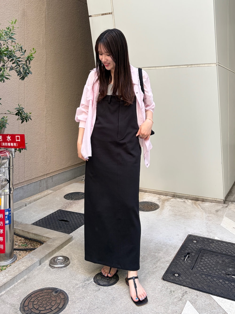 ブラック系のワンピース、ピンク系のシャツ/ブラウス、グレー系のタンクトップを着用したレディースの夏コーディネートの2枚目の写真