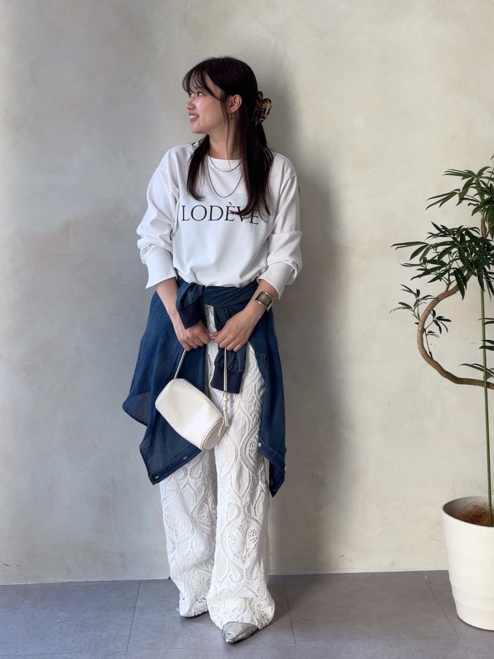 ホワイト系のシャツ/ブラウス、ブルー系のシャツ/ブラウス、ホワイト系のその他パンツを着用したレディースの春コーディネートの3枚目の写真