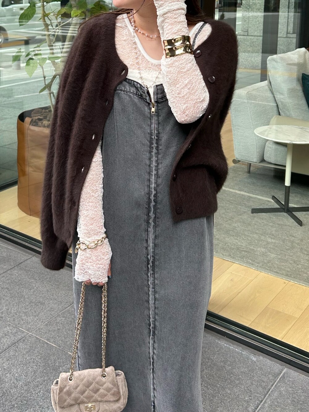 ブラック系のワンピース、ブラウン系のカーディガン/ボレロ、グレー系のショルダーバッグを着用したレディースの秋コーディネートの2枚目の写真