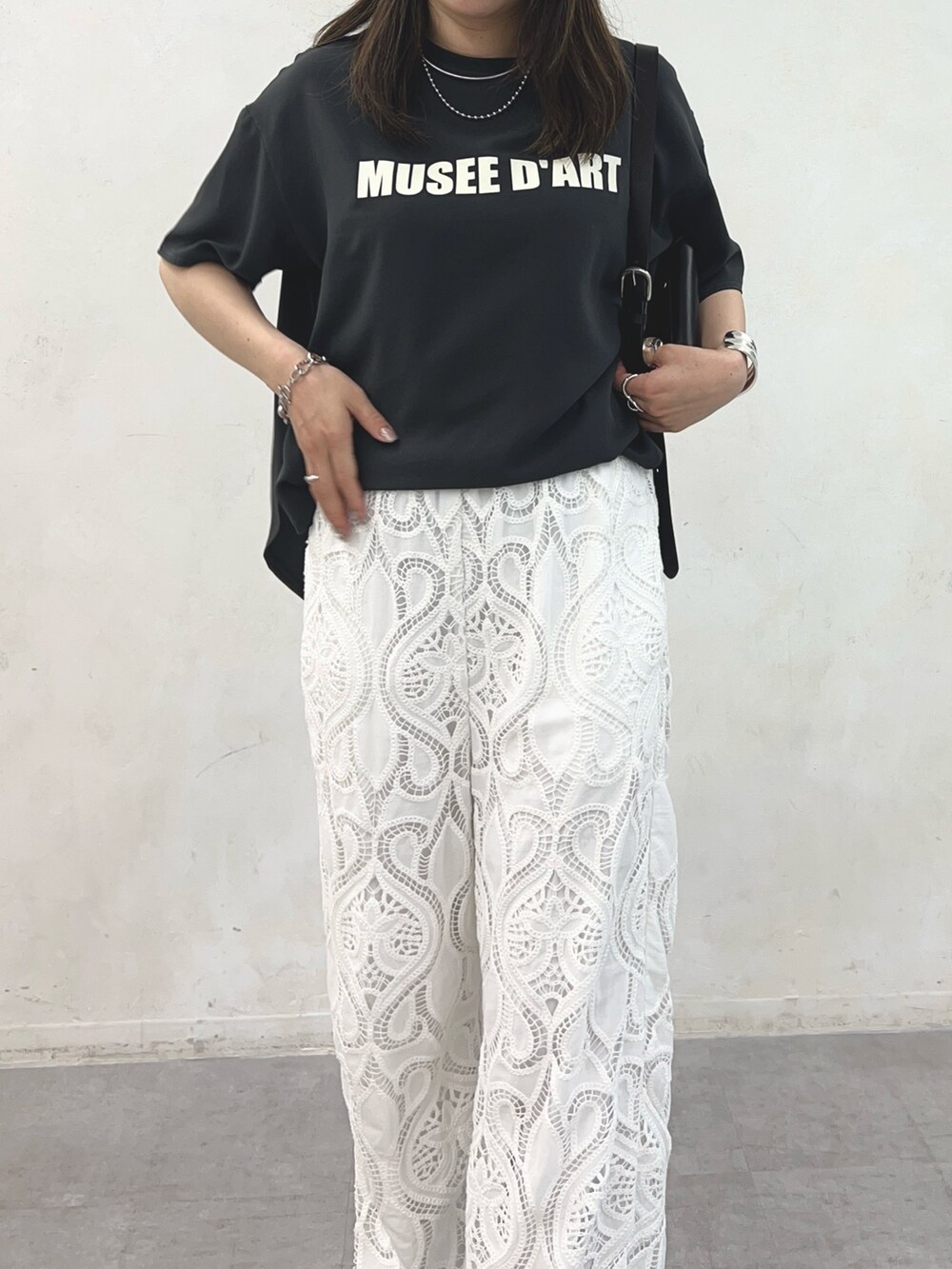 ホワイト系のその他パンツ、グレー系のシャツ/ブラウス、シルバー系のブレスレットを着用したレディースの夏コーディネートの2枚目の写真