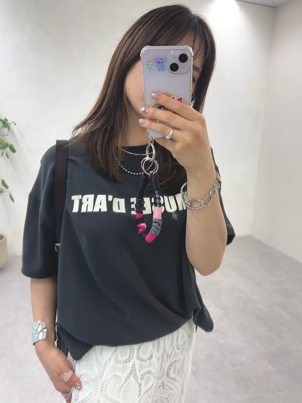 ホワイト系のその他パンツ、グレー系のシャツ/ブラウス、シルバー系のブレスレットを着用したレディースの夏コーディネートの5枚目の写真