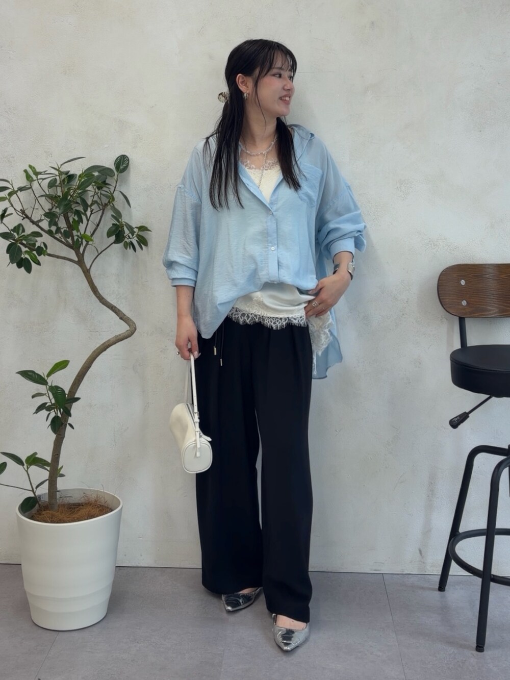 ブルー系のシャツ/ブラウス、ホワイト系のシャツ/ブラウス、ブルー系のスラックスを着用したレディースの春コーディネートの4枚目の写真