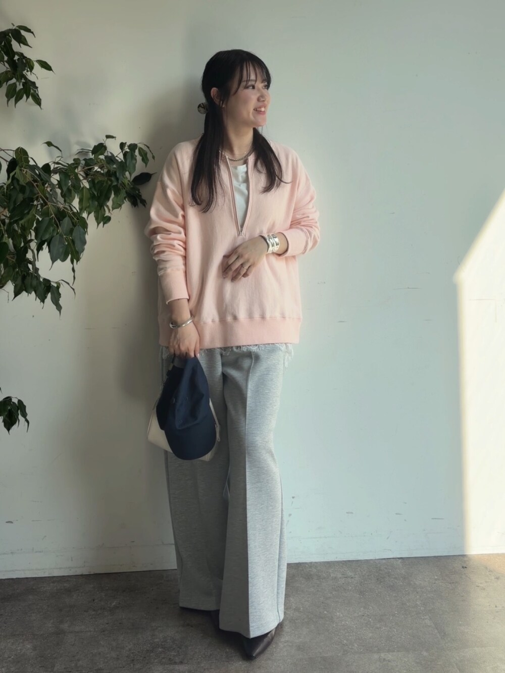 ホワイト系のTシャツ/カットソー、グレー系のその他パンツを着用したレディースの冬コーディネートの3枚目の写真