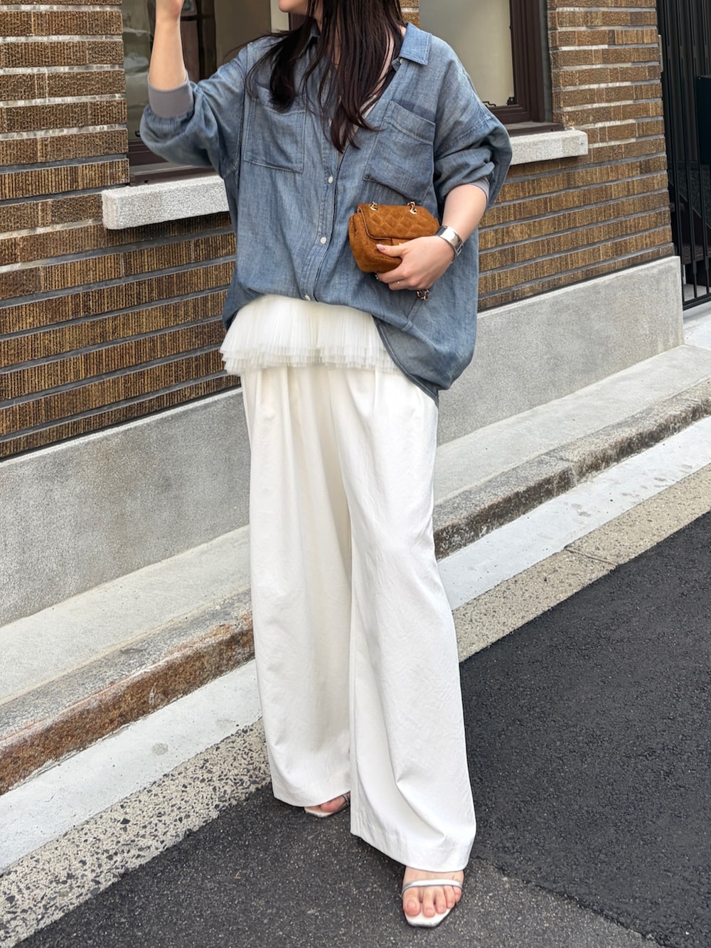 ブルー系のシャツ/ブラウス、ホワイト系のシャツ/ブラウスを着用したレディースの春コーディネートの4枚目の写真