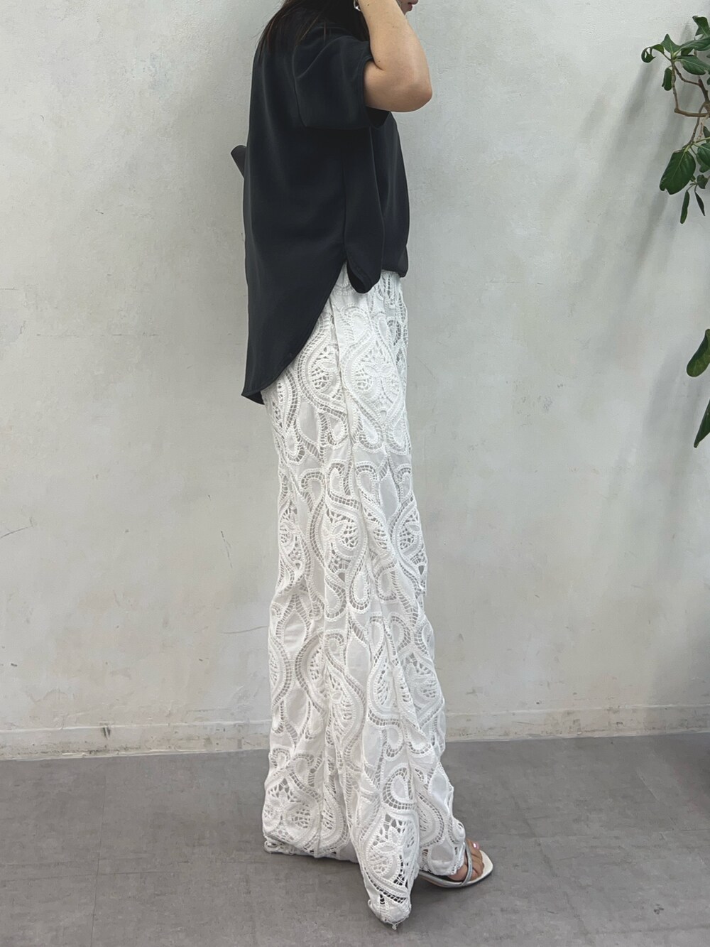 ホワイト系のその他パンツ、グレー系のシャツ/ブラウス、シルバー系のブレスレットを着用したレディースの夏コーディネートの3枚目の写真