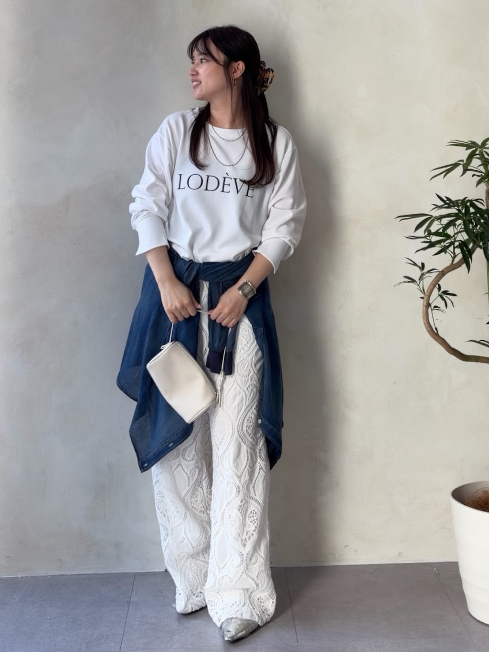 ホワイト系のシャツ/ブラウス、ブルー系のシャツ/ブラウス、ホワイト系のその他パンツを着用したレディースの春コーディネートの4枚目の写真