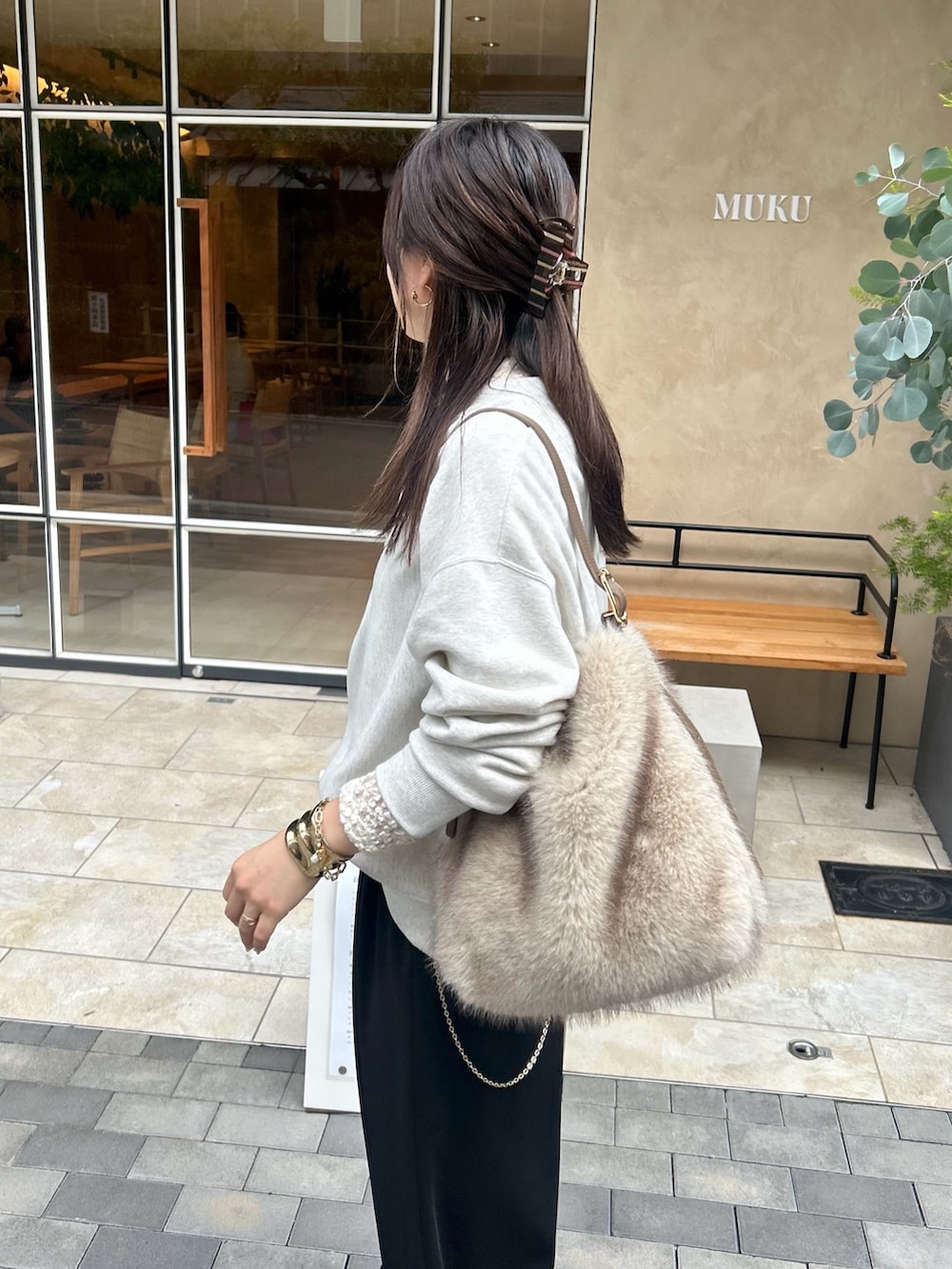 ベージュ系のスウェット、ブラック系のその他パンツ、ホワイト系のシャツ/ブラウスを着用したレディースの秋コーディネートの3枚目の写真