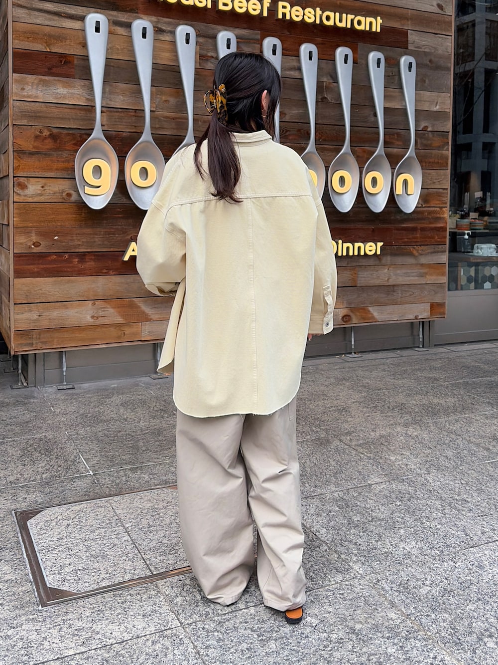 イエロー系のシャツ/ブラウス、ベージュ系のニット/セーター、ベージュ系のその他パンツを着用したレディースの冬コーディネートの4枚目の写真