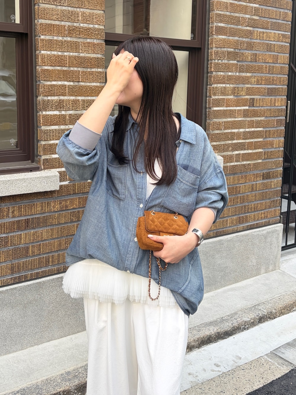 ブルー系のシャツ/ブラウス、ホワイト系のシャツ/ブラウスを着用したレディースの春コーディネートの2枚目の写真