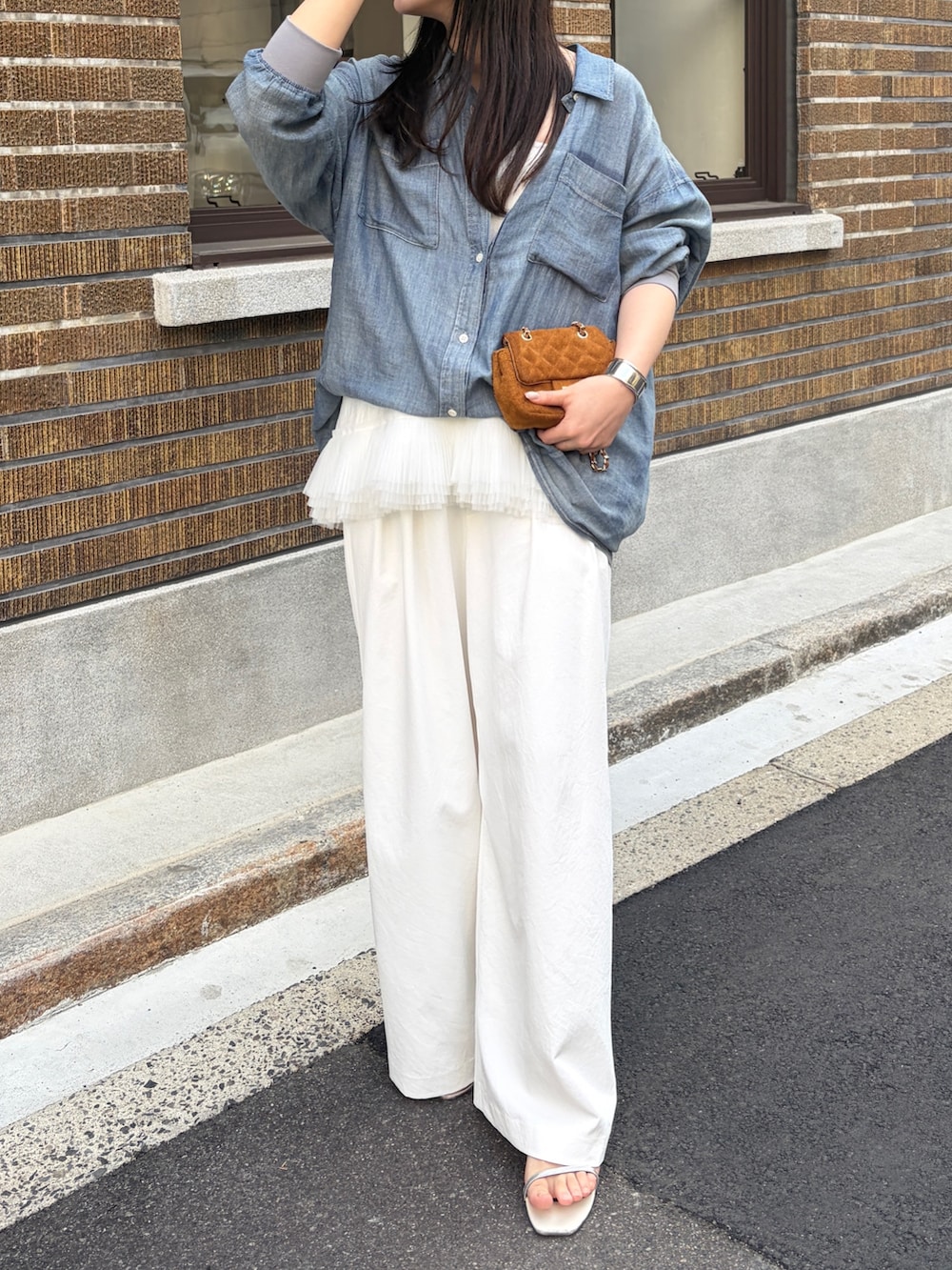 ブルー系のシャツ/ブラウス、ホワイト系のシャツ/ブラウスを着用したレディースの春コーディネートの3枚目の写真