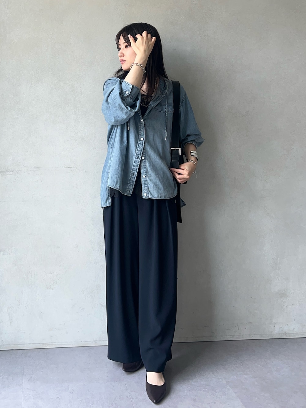 ブルー系のシャツ/ブラウス、ブラック系のシャツ/ブラウス、ブルー系のスラックスを着用したレディースの夏コーディネートの3枚目の写真