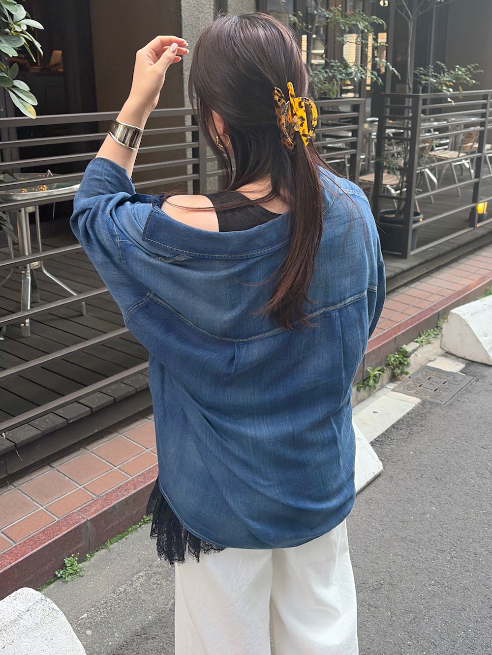 ブルー系のシャツ/ブラウス、ブラック系のTシャツ/カットソー、ホワイト系のデニムパンツを着用したレディースの春コーディネートの4枚目の写真