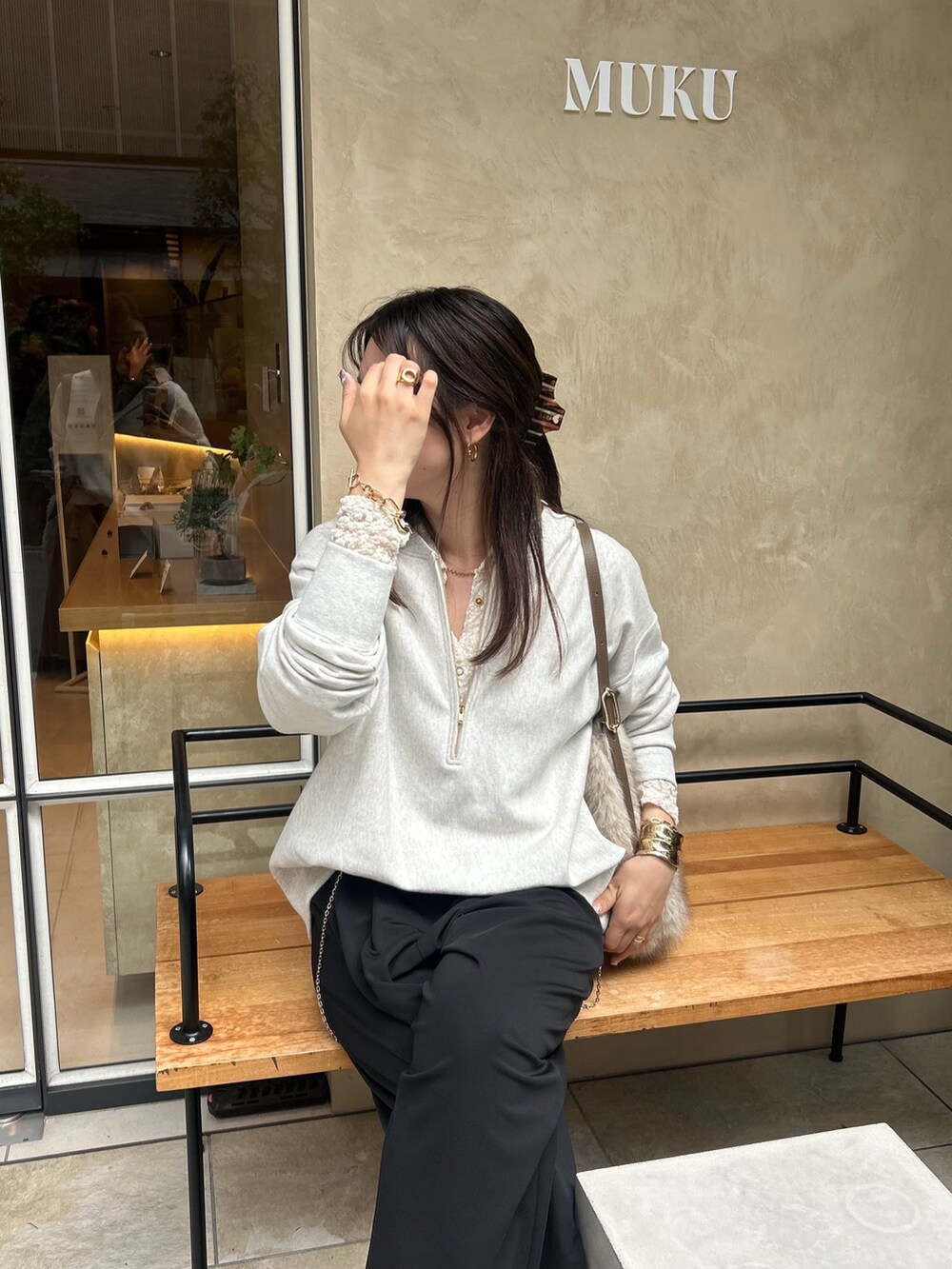 ベージュ系のスウェット、ブラック系のその他パンツ、ホワイト系のシャツ/ブラウスを着用したレディースの秋コーディネートの4枚目の写真