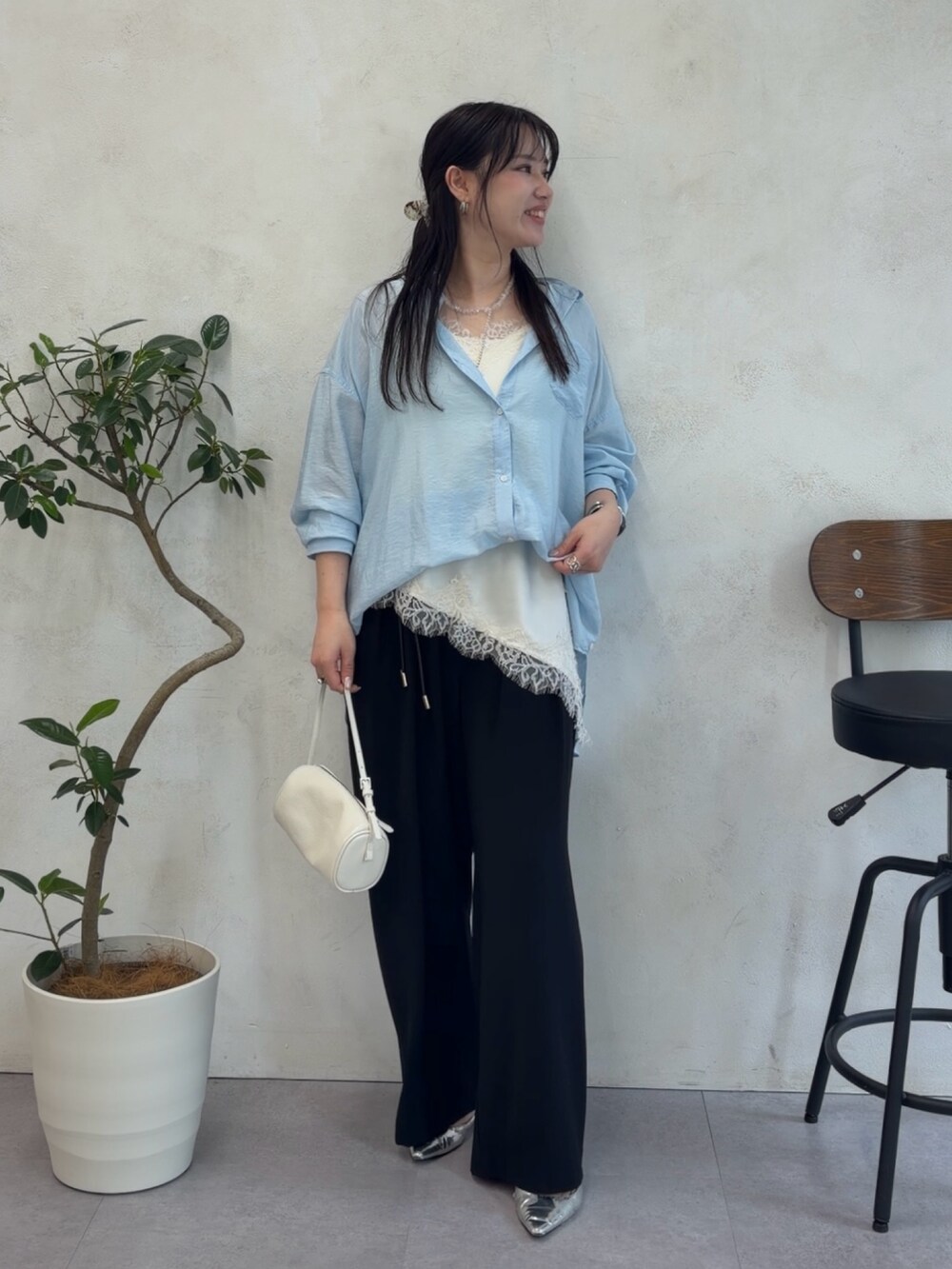 ブルー系のシャツ/ブラウス、ホワイト系のシャツ/ブラウス、ブルー系のスラックスを着用したレディースの春コーディネートの2枚目の写真