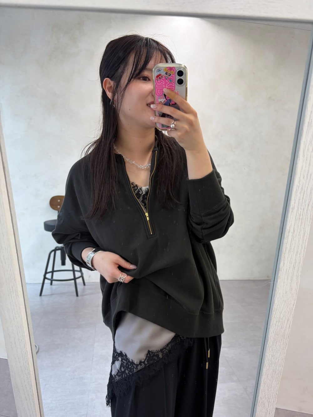 グレー系のスウェット、グレー系のシャツ/ブラウス、ブルー系のスラックスを着用したレディースの春コーディネートの3枚目の写真